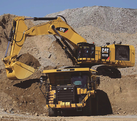 Excavadora hidráulica de minería Cat 6015B cargando dumper Cat